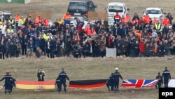 Родственники жертв катастрофы самолета Airbus А320 в Сене (Франция) 26 марта 2015 года