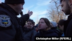 Полицейский просит ЛГБТ-активиста уйти после нападений