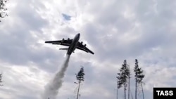 Иллюстративное фото. Самолет Бе-200 во время тушения пожаров в Мордовии в августе 2021 года. ТАСС