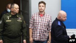 Роман Протасевич во время "пресс-конференции" белорусских силовиков