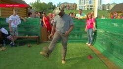 Колумбийские и японские болельщики сыграли в лапотьбол в Саранске Колумбийские и японские болельщики сыграли в лапотьбол в Саранске