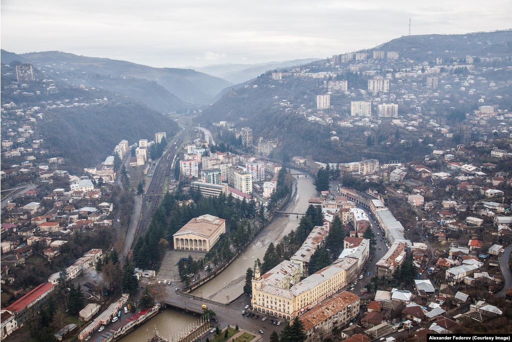 Часть маленьких вагончиков и сегодня доставляют шахтеров в рудники через весь холмистый город