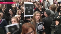 Польские женщины вышли на улицы против нового закона об абортах Польские женщины вышли на улицы против нового закона об абортах