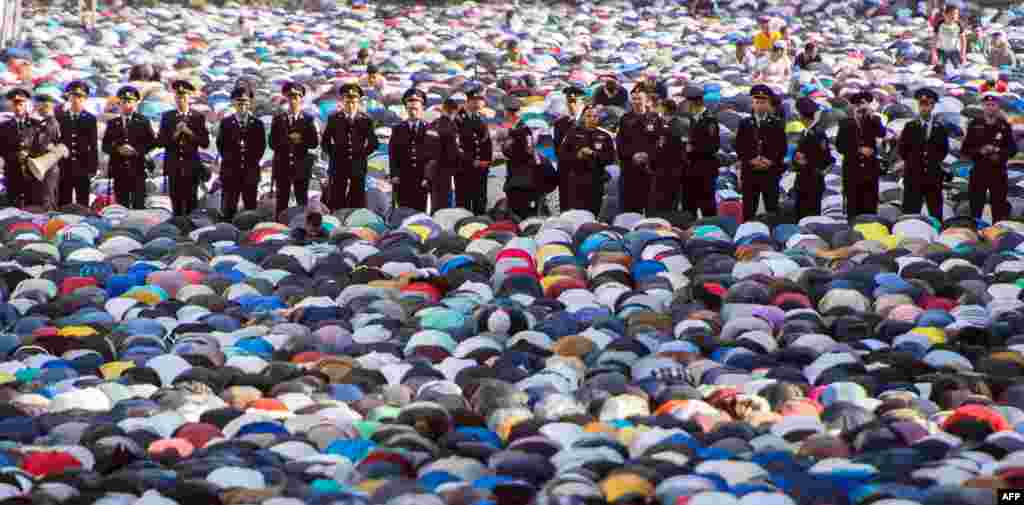 В течение месяца Рамадан правоверные мусульмане в дневное время отказываются от приёма пищи, питья, курения и интимной близости На фото - Московская площадь во время молитвы 17 июля