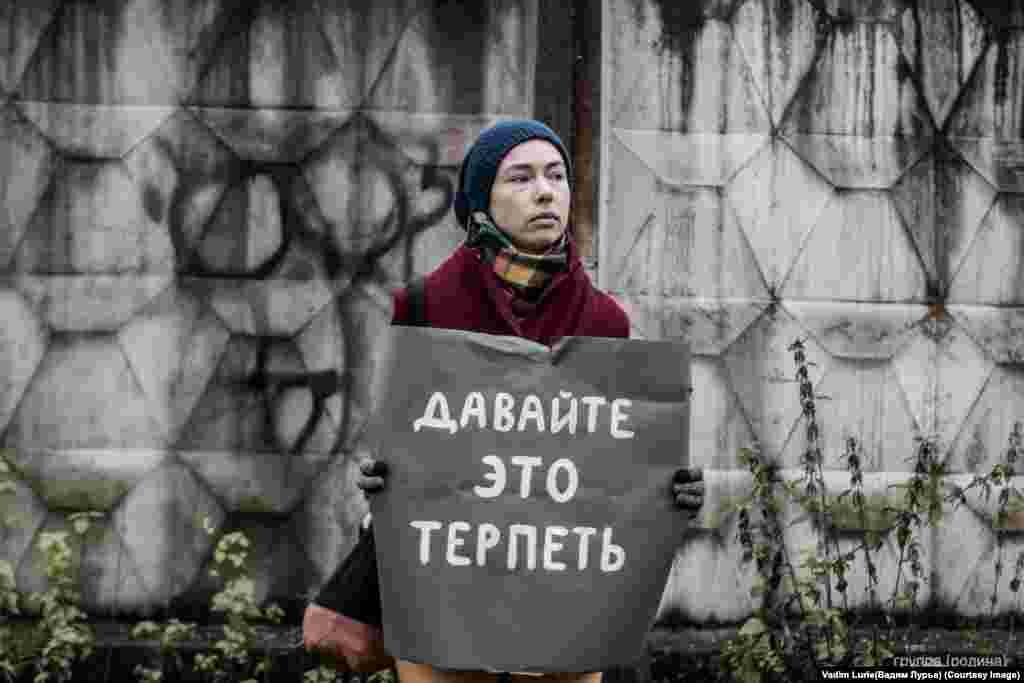 Как написали организаторы события, перфоманс "увы-парад" отражает нынешнее депрессивное настроение народа в России