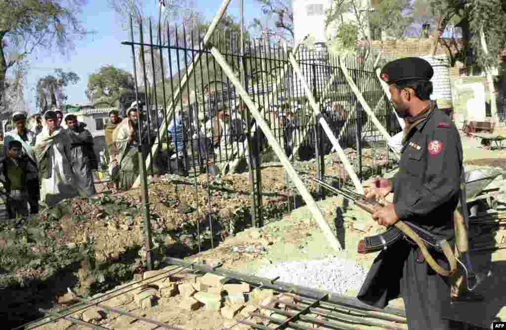 Стена также разделяет часть границы между Пакистаном и Афганистаном. Президент Пакистана уверен, что преграда поможет остановить проникновение в страну боевиков "Талибана" и наркотиков