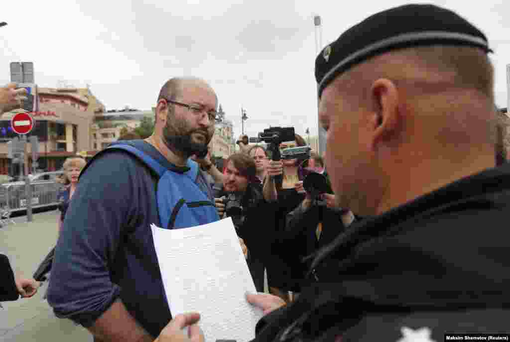 В конце марша были задержаны журналисты Илья Азар и Елизавета Нестерова: как сообщает "Медиазона", сотрудники ОВД заявили, что хотят "поговорить про организацию", Азар и Нестерова изначально были среди организаторов марша, но вышли из оргкомитета. По данным "ОВД-Инфо", Азара и Нестерову везут в ОВД "Дорогомиловский"