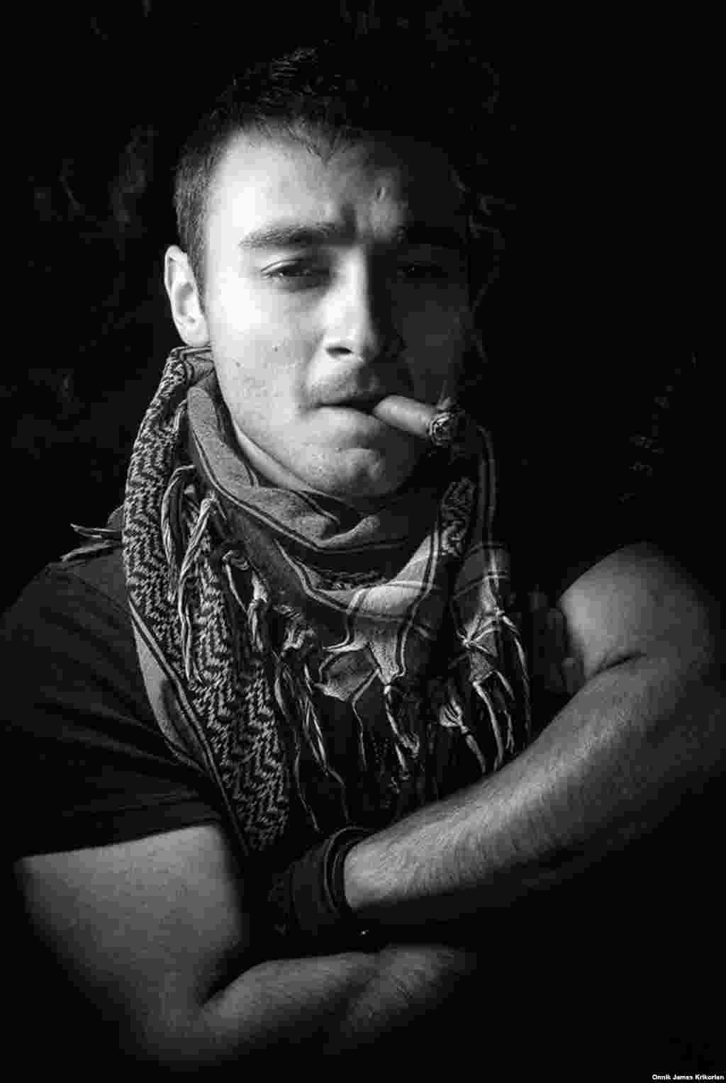 На фото – 20-летний грузинский военный по прозвищу "Волчья кровь". Он приходит в бар, чтобы просто пообщаться с друзьями