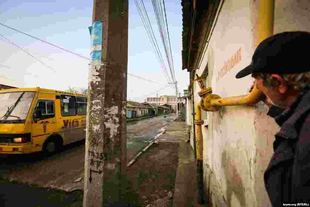 «Что изменилось в вашей жизни?»  - «А не знаю. Изменилось, наверное.» И тут же сетует на огромную яму на дороге по которй уже много-много лет ездит маршрут 8А ..и добавляет - «Посмотрим, что Россия сделает...»