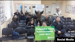 Задержанные в ОВД "Тверской", фото - twitter Сергея Митрохина