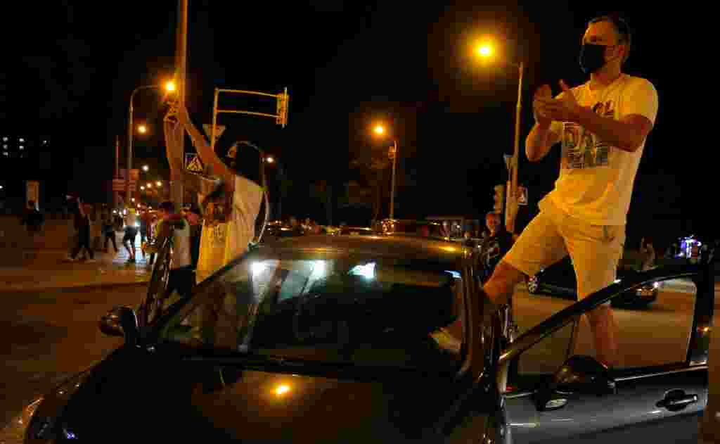 Вечером в районе улицы Притыцкого находились около 10 тысяч человек. Горожане, а также корреспондент Настоящего Времени сообщали о бесконечных взрывах светошумовых гранат 