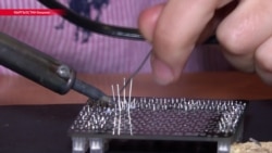 "Парни говорили: ты должна сидеть дома и рожать детей": киргизские девушки строят спутник "Парни говорили: ты должна сидеть дома и рожать детей": киргизские девушки строят спутник